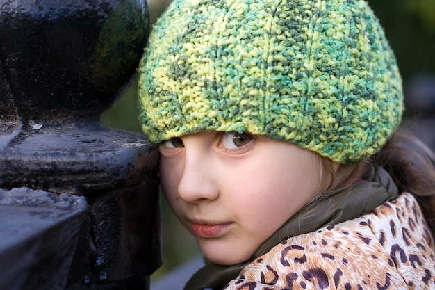 Portrait de petite fille mignonne dans le chapeau tricoté