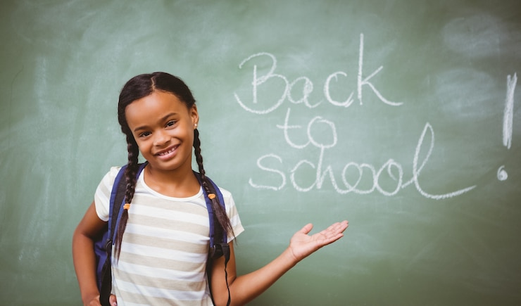 Photo portrait de petite fille mignonne dans la salle de classe