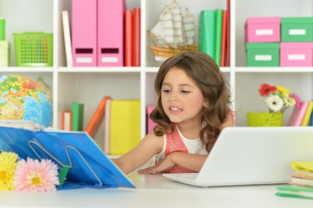 Portrait d'une petite fille mignonne faisant des leçons