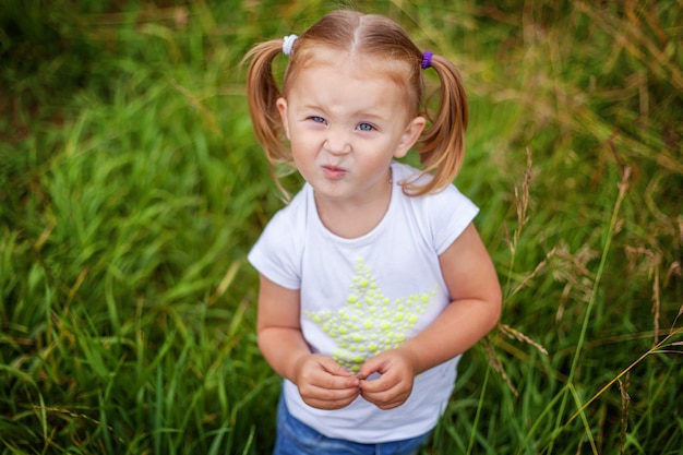 Portrait de petite fille mignonne heureuse en plein air