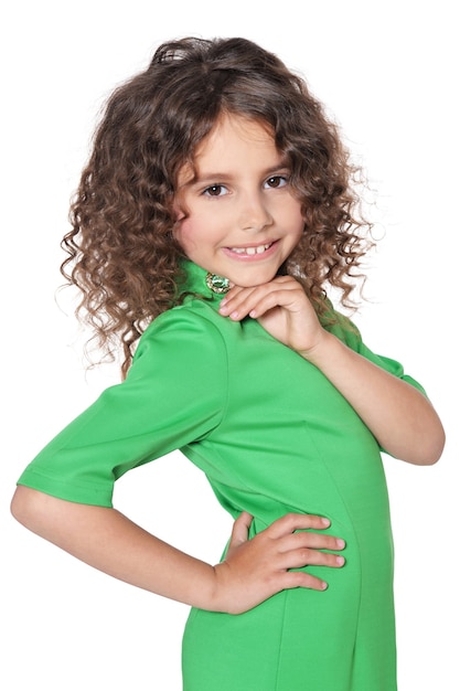 Portrait de petite fille mignonne posant dans la robe verte