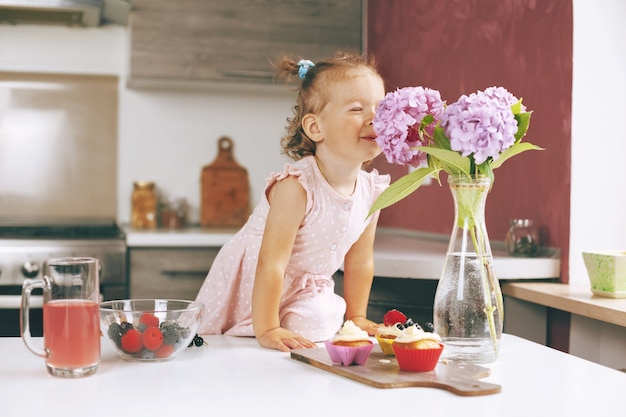 Portrait d'une petite fille mignonne reniflant des hortensias