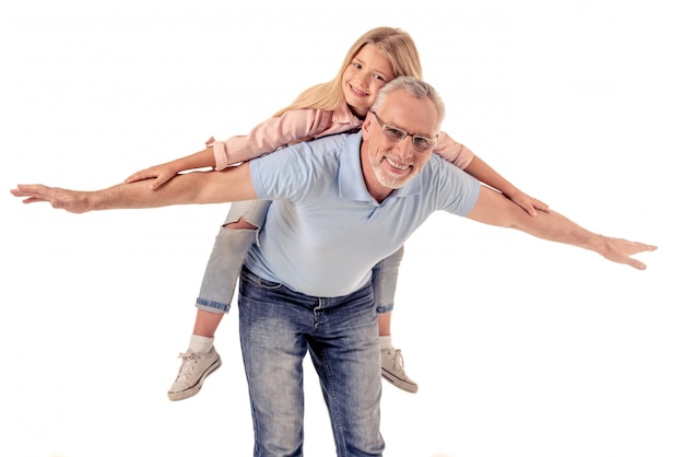 Portrait de petite fille mignonne et son beau grand-père.