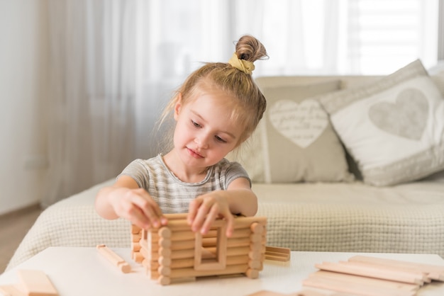 Portrait de petite fille avec modèle de maison.