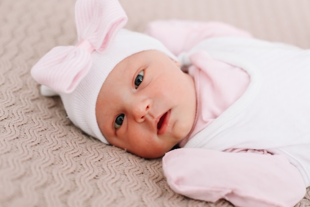 portrait d'une petite fille nouveau-née en bonne santé