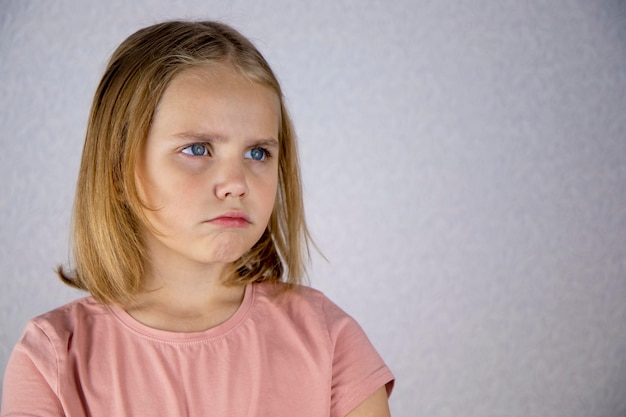 Portrait d'une petite fille offensée regardant loin