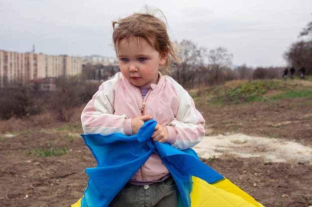 Portrait d'une petite fille patriotique avec le drapeau de l'Ukraine