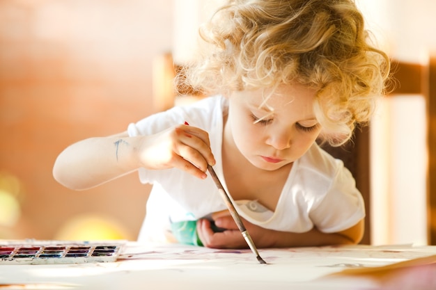 Photo portrait de petite fille peinture, été en plein air