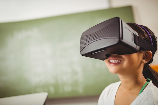 Portrait d'une petite fille portant des lunettes de réalité virtuelle