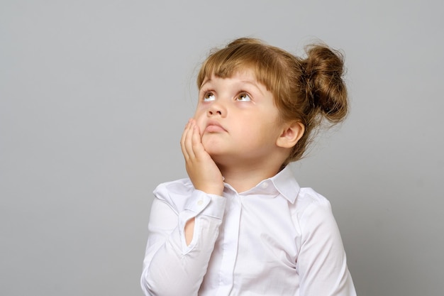 Portrait de petite fille réfléchie isolée