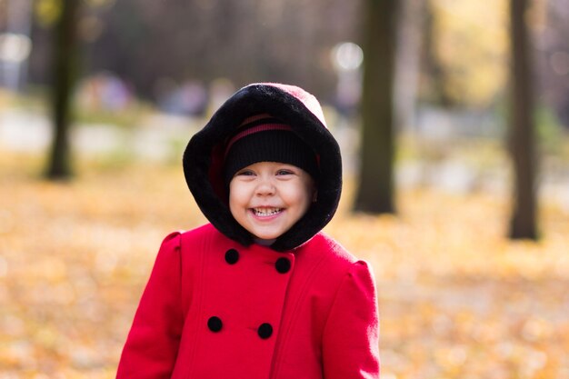 Portrait de petite fille regardant de côté dans le parc d'automne