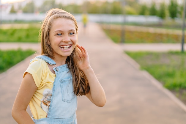 Portrait d'une petite fille en riant