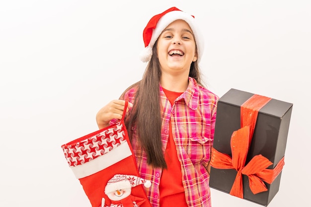 Portrait D'une Petite Fille Riante Tenant Une Décoration De Noël Dans Les Mains Sur Fond Blanc