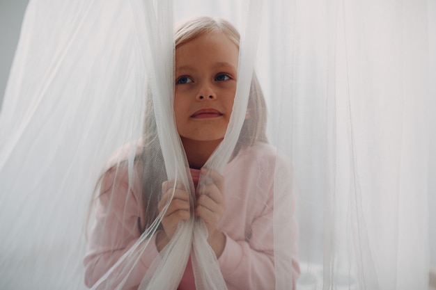 Portrait de petite fille avec rideau