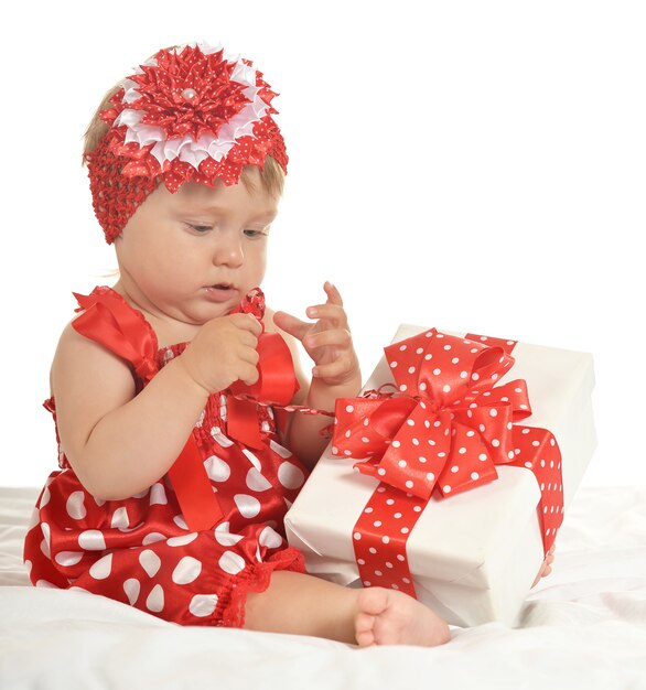 Portrait de petite fille en robe mignonne avec cadeau