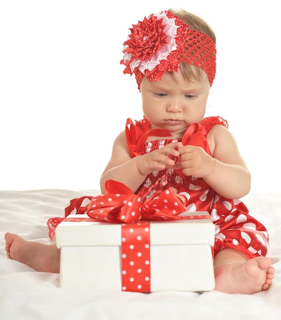 Portrait de petite fille en robe mignonne avec cadeau