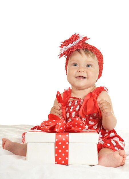 Portrait de petite fille en robe mignonne avec cadeau