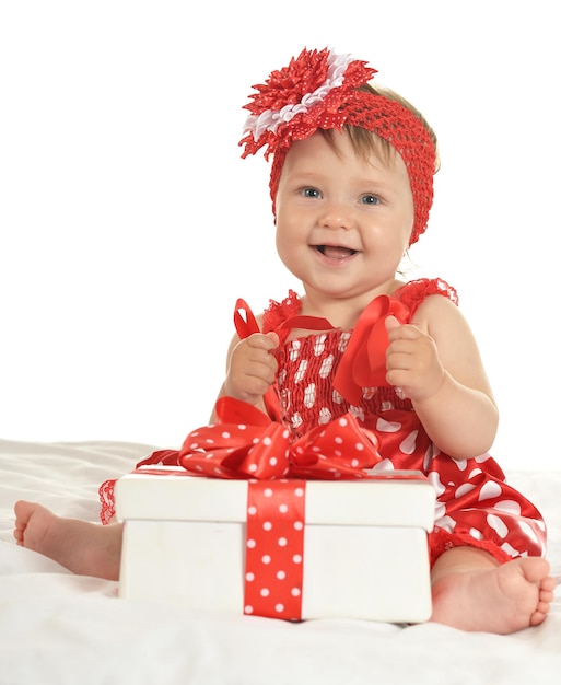 Portrait de petite fille en robe mignonne avec cadeau