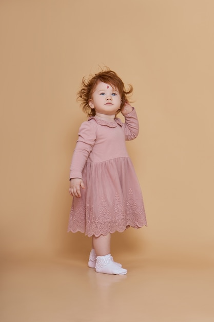 Portrait d'une petite fille rousse aux cheveux bouclés