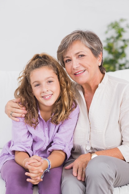 Portrait d&#39;une petite fille et sa grand-mère