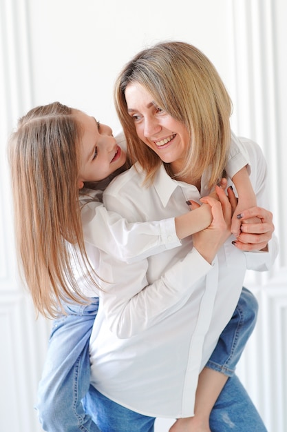 Portrait de petite fille et sa mère