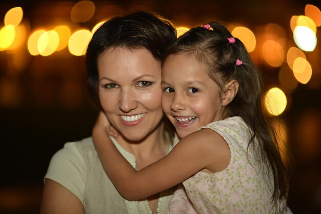 Portrait d'une petite fille avec sa mère