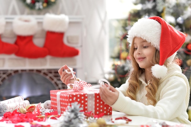 Portrait de petite fille avec son cadeau