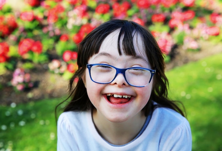 Photo portrait de petite fille souriant à l'extérieur