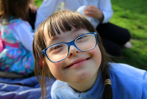 Portrait de petite fille souriant à l'extérieur