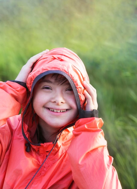 Portrait de petite fille souriant à l'extérieur