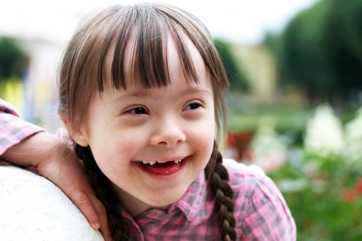 Photo portrait de petite fille souriant à l'extérieur