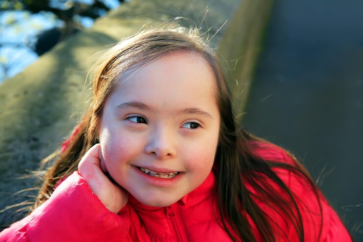 Photo portrait de petite fille souriant à l'extérieur
