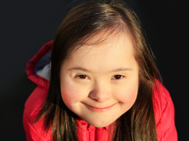 Portrait de petite fille souriant à l'extérieur