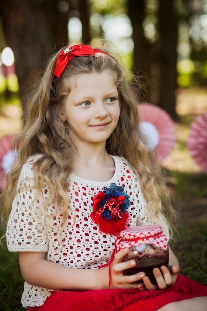 portrait d&#39;une petite fille souriante dans la forêt