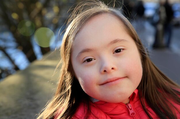 Portrait de petite fille souriante dans la ville