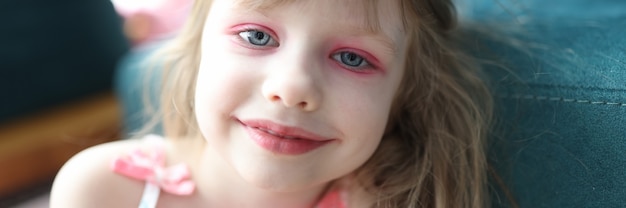 Portrait de petite fille souriante avec du maquillage