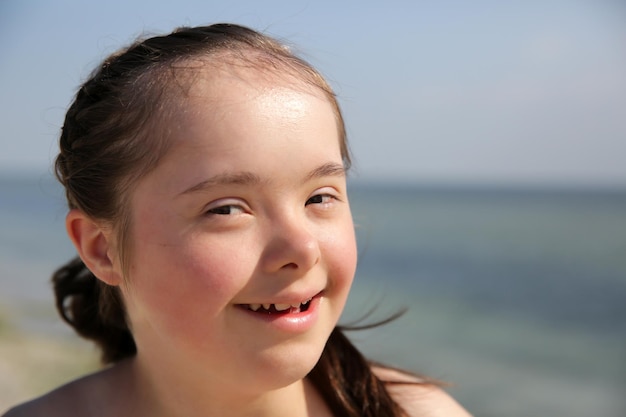 Portrait de petite fille souriante sur fond de mer