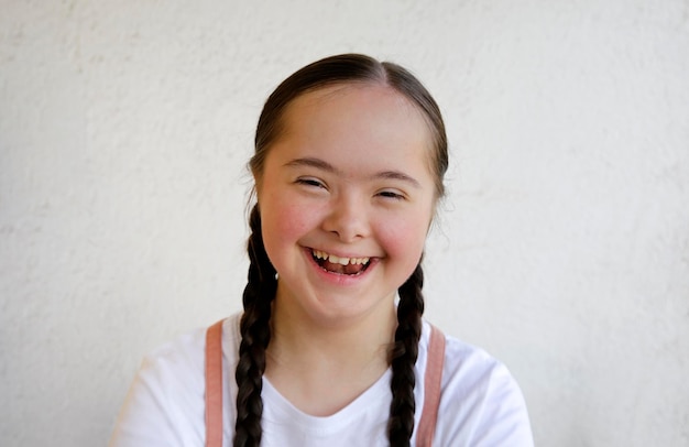 Portrait de petite fille souriante sur fond de mur