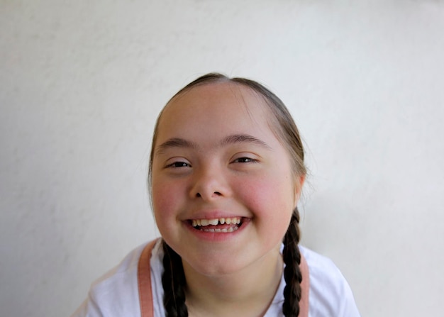 Portrait de petite fille souriante sur fond de mur