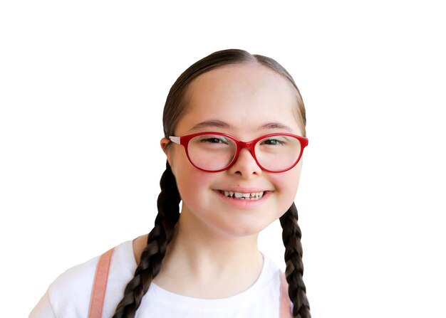 Portrait de petite fille souriante sur fond de mur