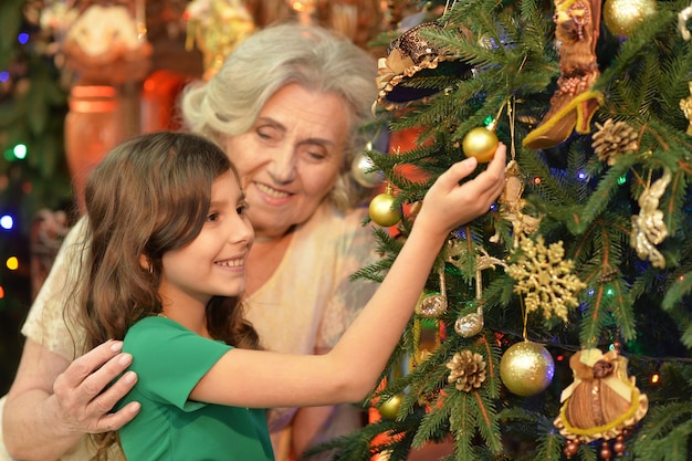 Portrait de petite fille souriante avec grand-mère à Noël