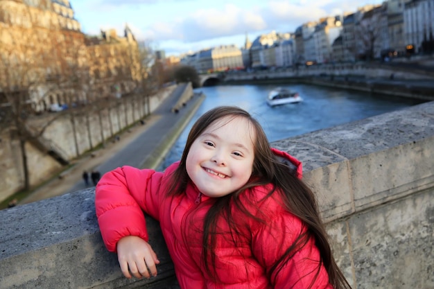 Portrait de petite fille souriante à Paris