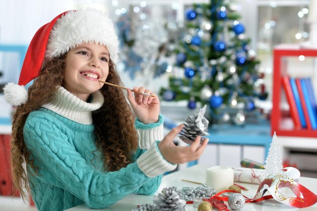 Portrait de petite fille souriante se préparant pour Noël