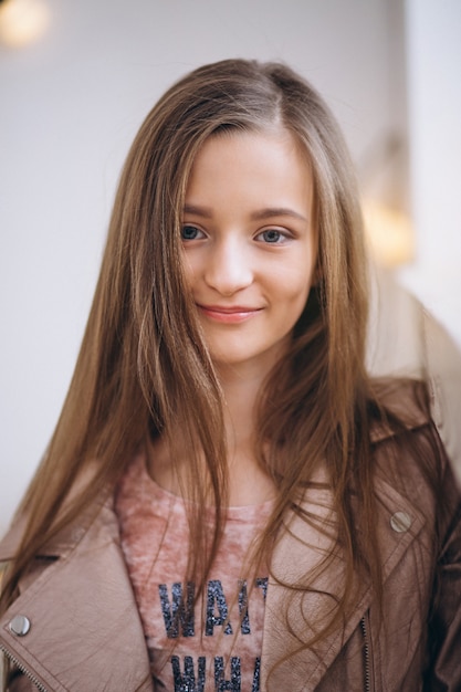 Portrait d&#39;une petite fille en studio