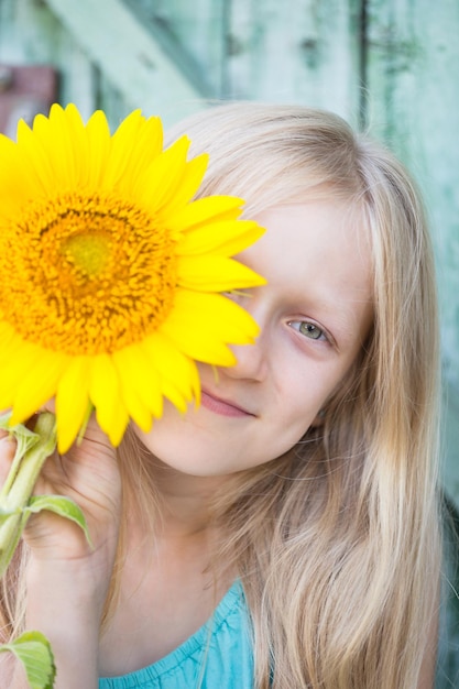 Portrait d'une petite fille avec un tournesol