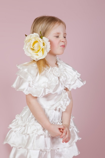 Portrait d'une petite fille vêtue d'une robe à fleurs