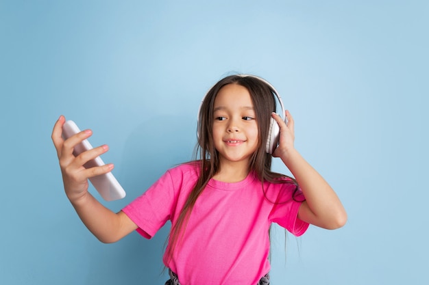 Portrait De Petites Filles Caucasiennes Sur Le Mur Bleu Du Studio