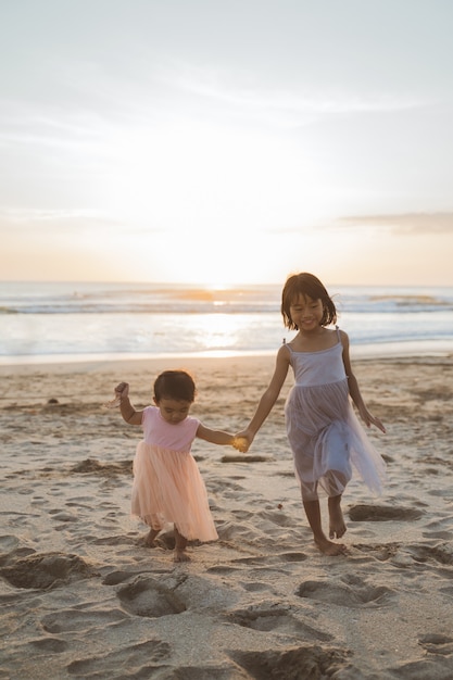 Portrait de petites sœurs profitant de vacances sur la plage