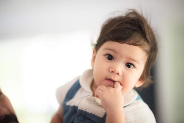 Portrait de petits enfants mignons, enfance infantile caucasienne nouveau-née dans un concept de garde d'enfants heureux, petit garçon ou fille d'innocence