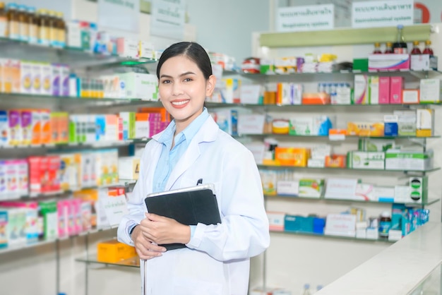 Portrait d'une pharmacienne à l'aide d'une tablette dans une pharmacie moderne